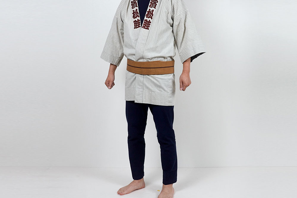 ゴム股引を履いて法被を着ると、普通のゴム股引を履いているのか区別がつかなくなる